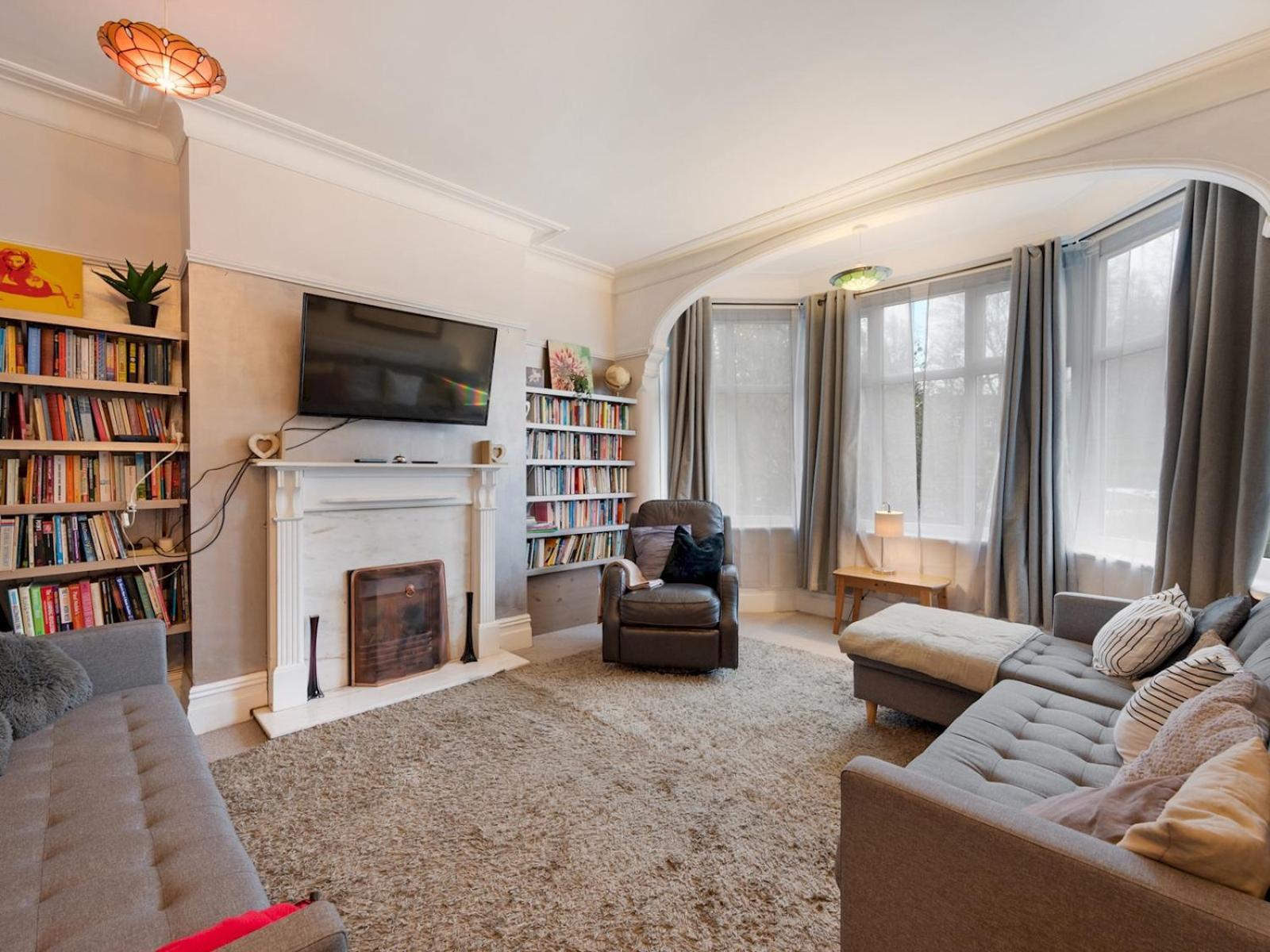 Pass The Keys Spacious 5-bedroom House In The Charming Suburb Of Fallowfield *